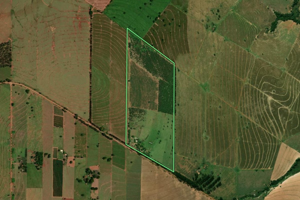 Imagem de satélite do imóvel rural em Loanda (PR), com o contorno declarado no CAR desenhado por cima.