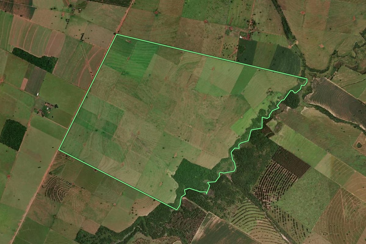 Imagem de satélite do imóvel rural em Loanda (PR), com o contorno declarado no CAR desenhado por cima.