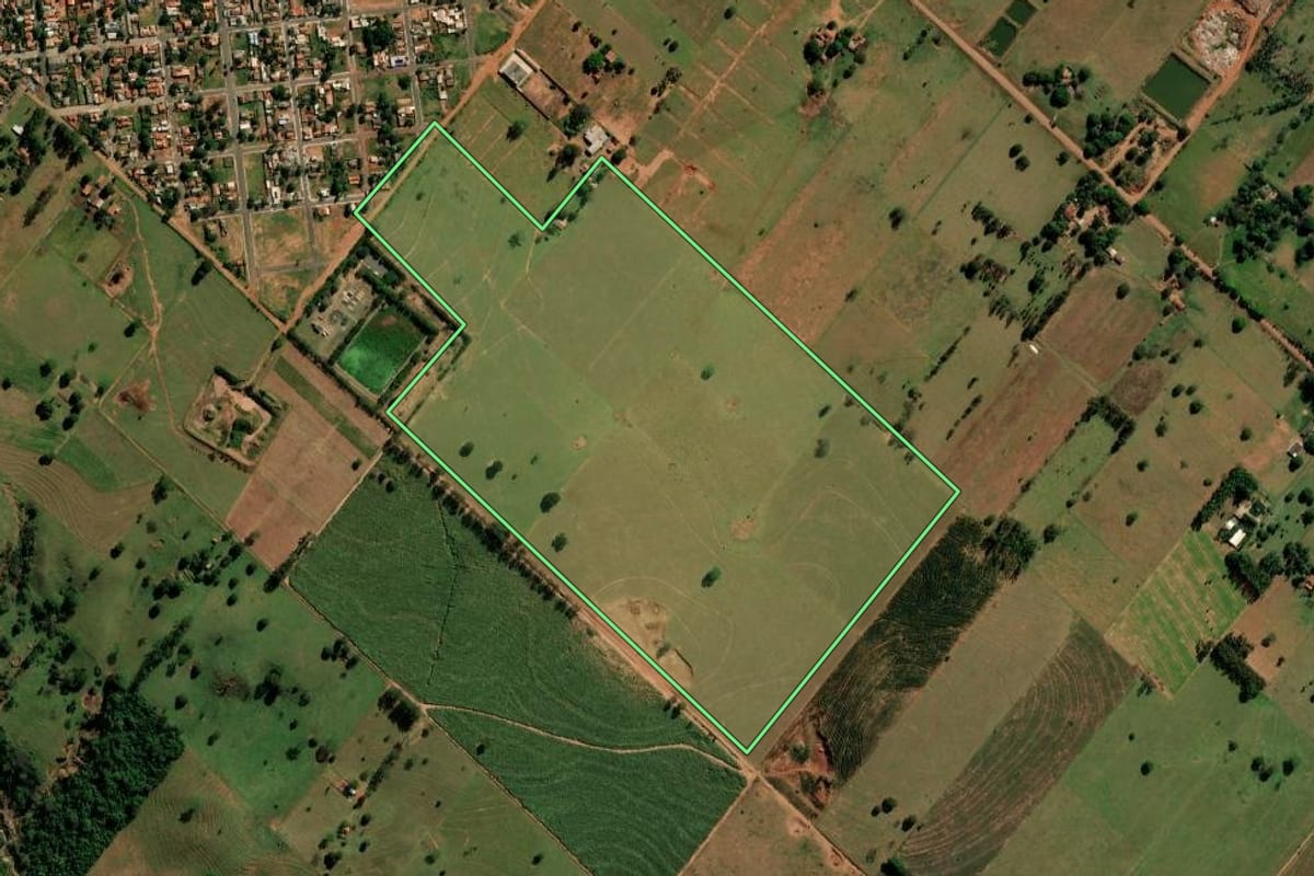 Imagem de satélite do imóvel rural em Loanda (PR), com o contorno declarado no CAR desenhado por cima.