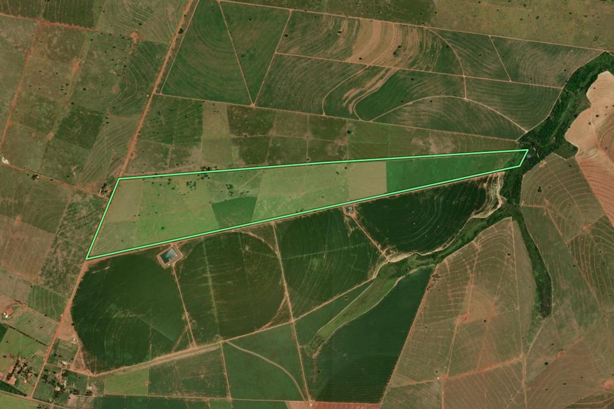Imagem de satélite do imóvel rural em Loanda (PR), com o contorno declarado no CAR desenhado por cima.