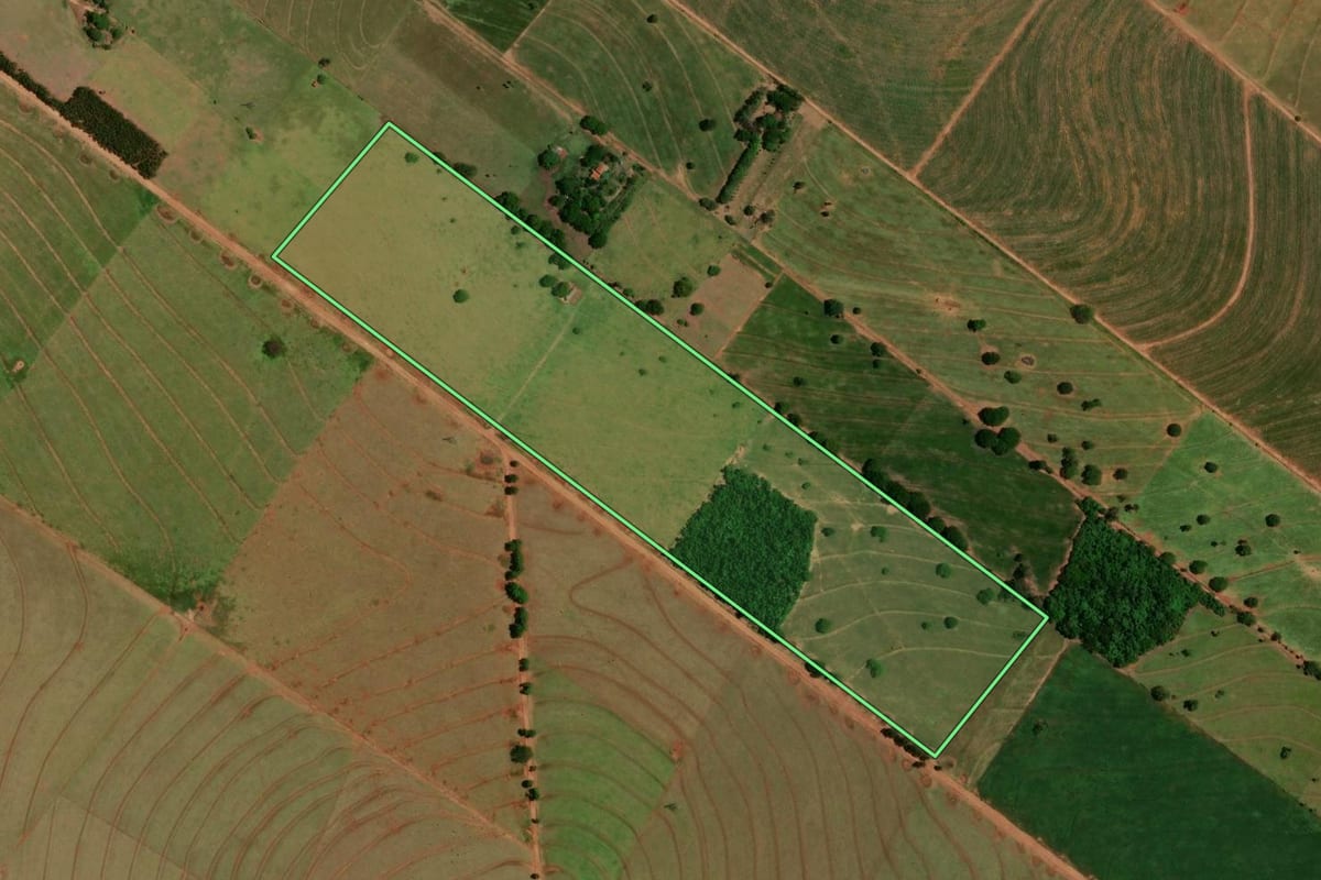 Imagem de satélite do imóvel rural em Loanda (PR), com o contorno declarado no CAR desenhado por cima.
