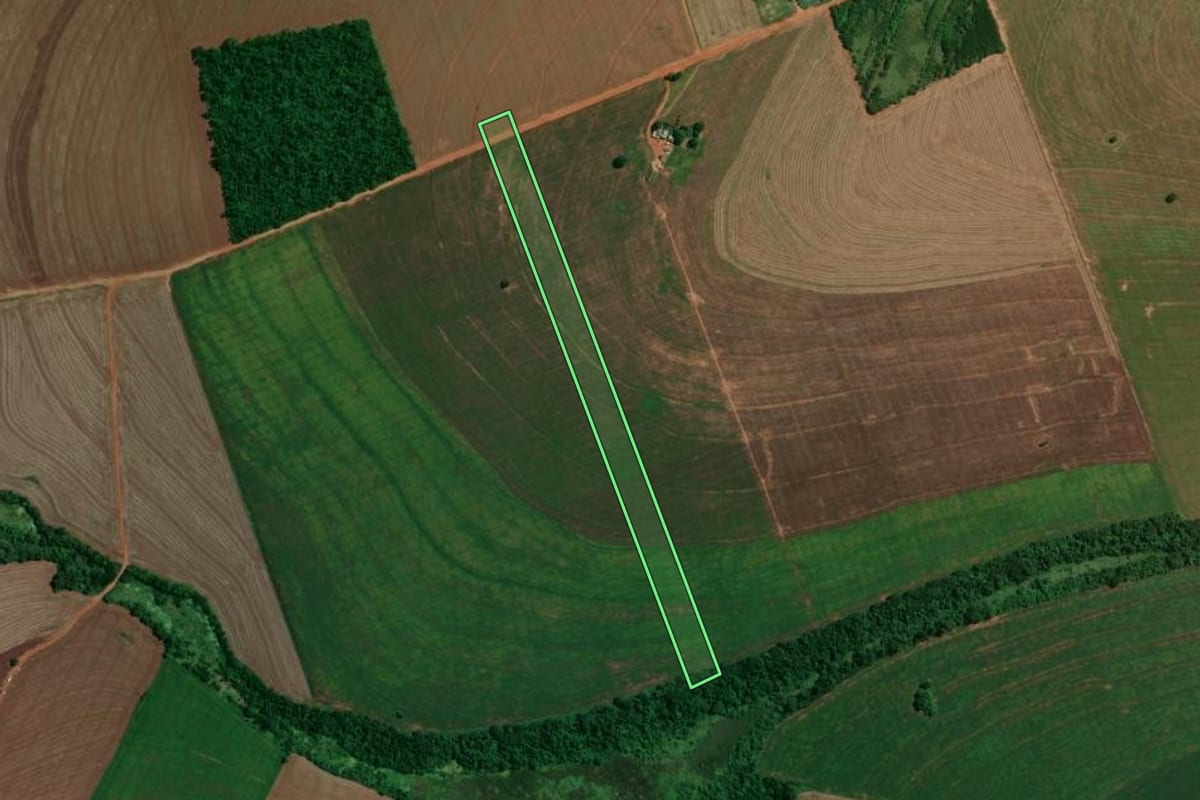 Imagem de satélite do imóvel rural em Lobato (PR), com o contorno declarado no CAR desenhado por cima.