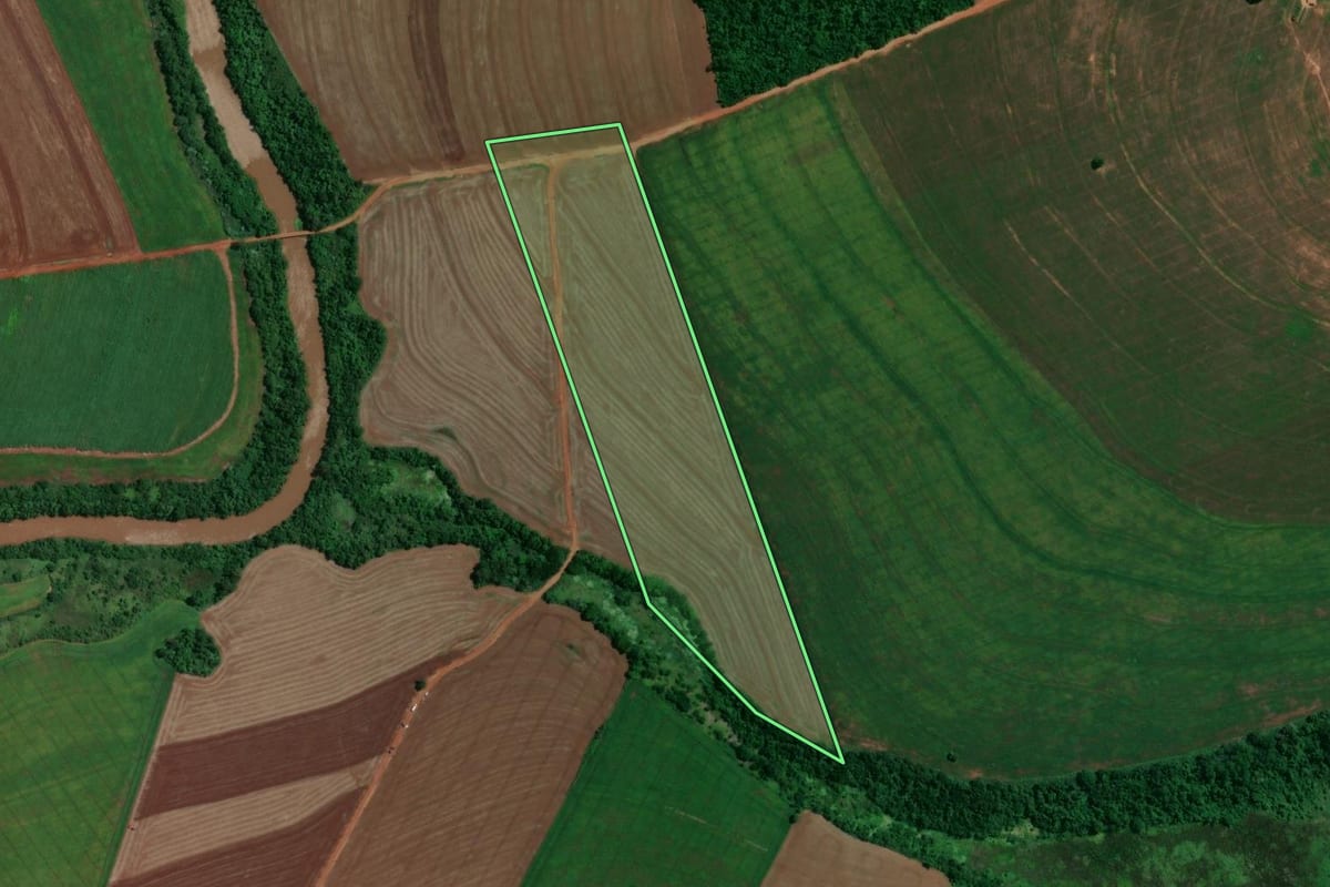 Imagem de satélite do imóvel rural em Lobato (PR), com o contorno declarado no CAR desenhado por cima.