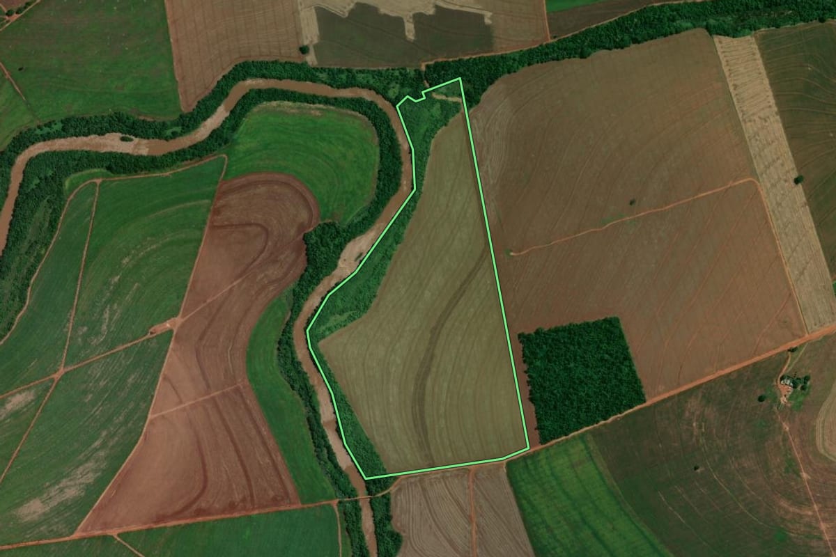 Imagem de satélite do imóvel rural em Lobato (PR), com o contorno declarado no CAR desenhado por cima.