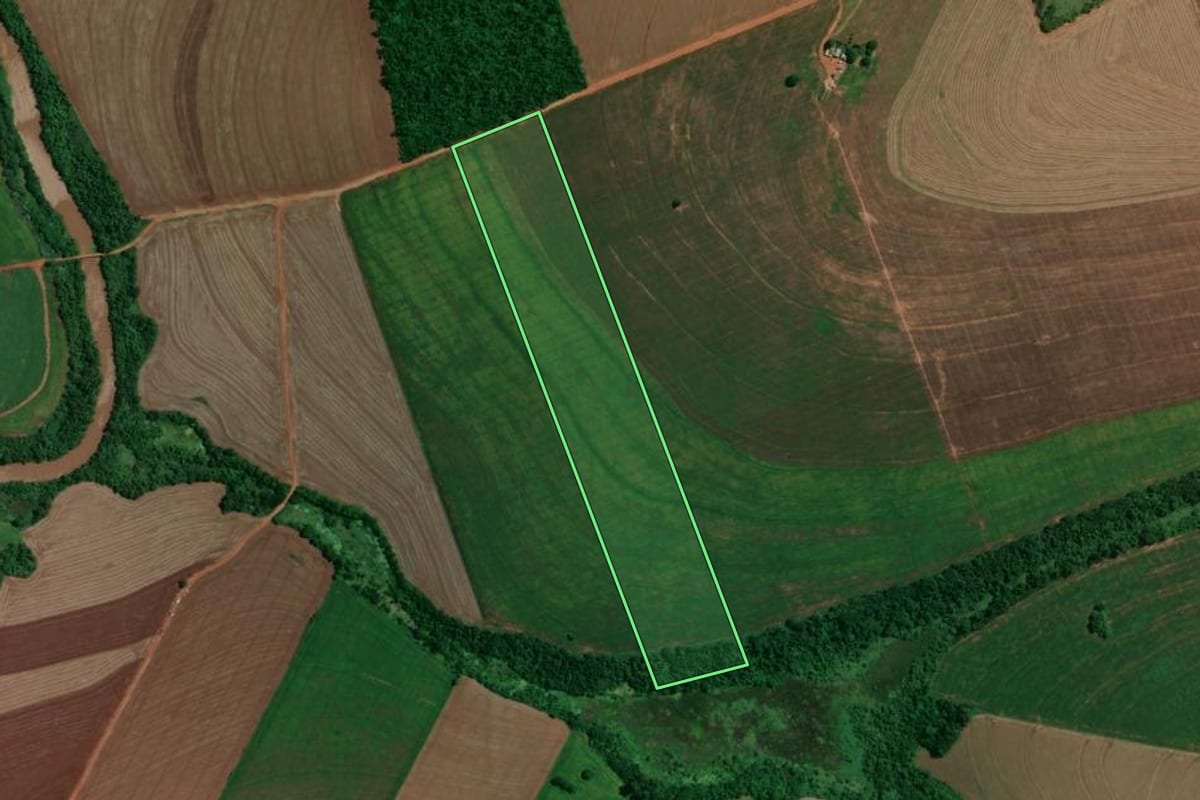 Imagem de satélite do imóvel rural em Lobato (PR), com o contorno declarado no CAR desenhado por cima.