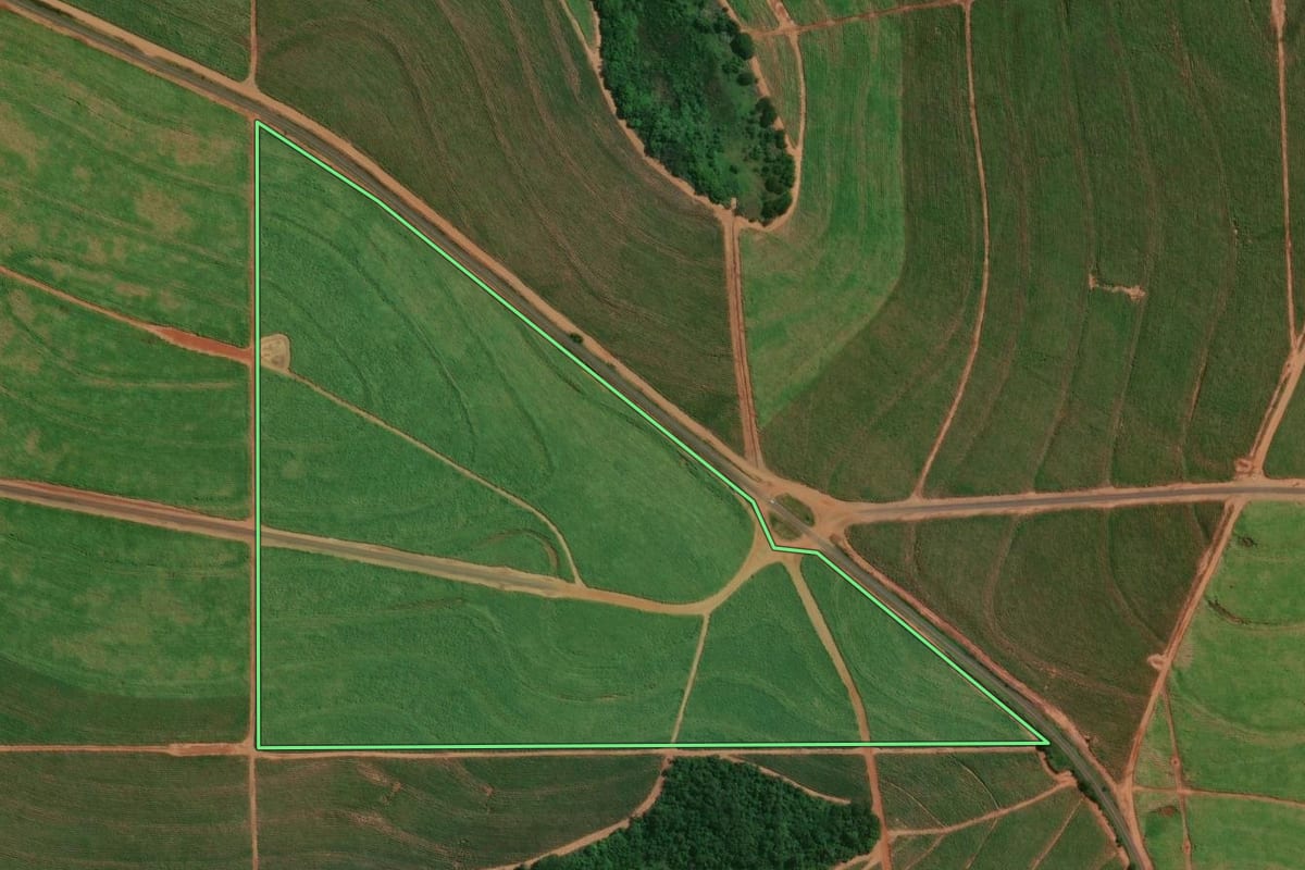 Imagem de satélite do imóvel rural em Lobato (PR), com o contorno declarado no CAR desenhado por cima.