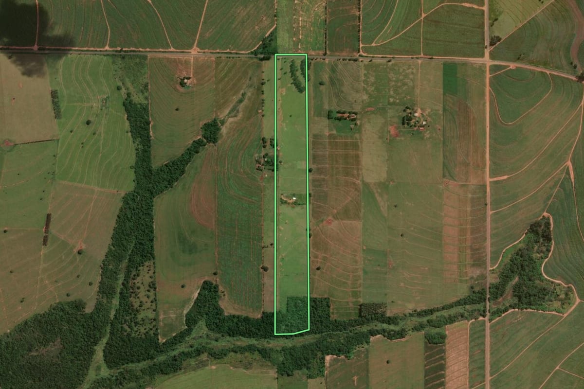Imagem de satélite do imóvel rural em Lobato (PR), com o contorno declarado no CAR desenhado por cima.