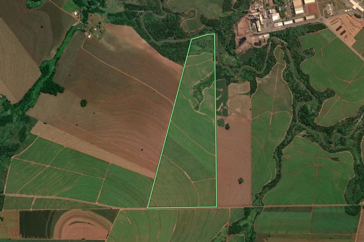 Imagem de satélite do imóvel rural em Lobato (PR), com o contorno declarado no CAR desenhado por cima.
