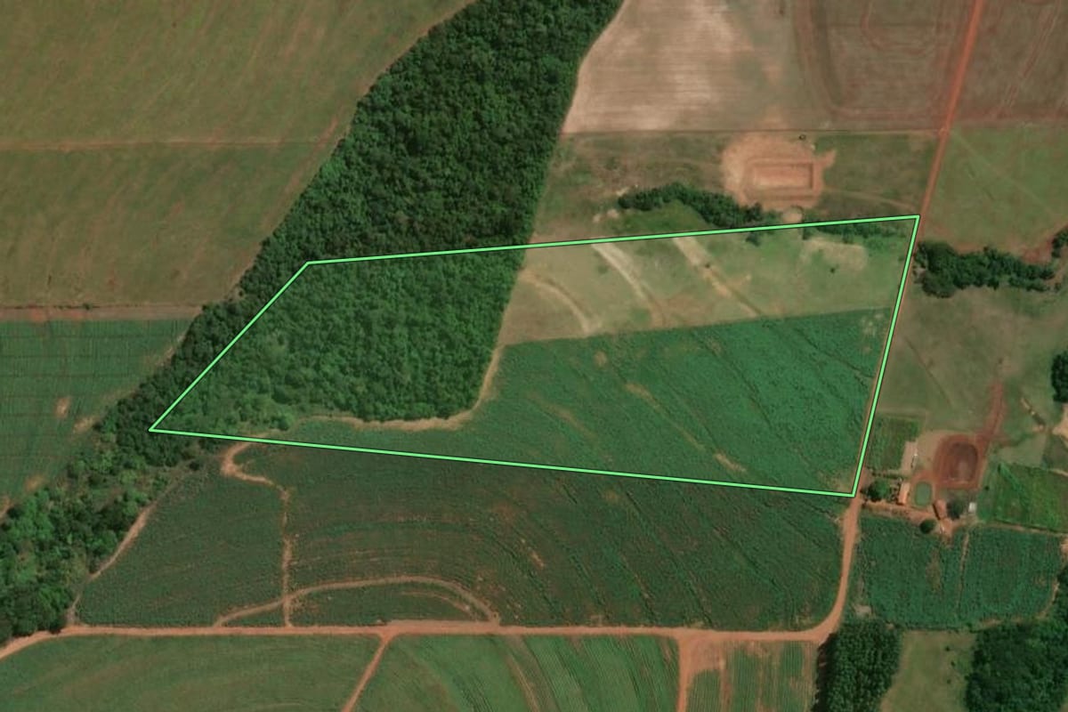 Imagem de satélite do imóvel rural em Lobato (PR), com o contorno declarado no CAR desenhado por cima.