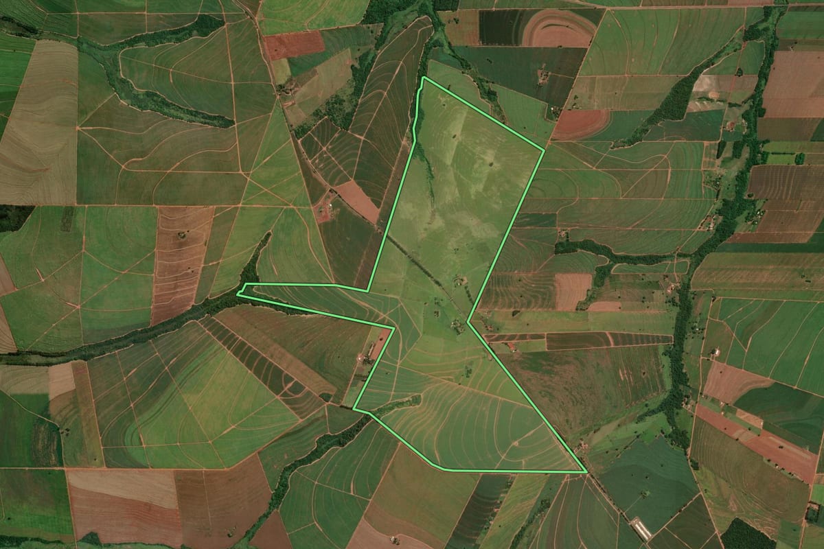 Imagem de satélite do imóvel rural em Lobato (PR), com o contorno declarado no CAR desenhado por cima.