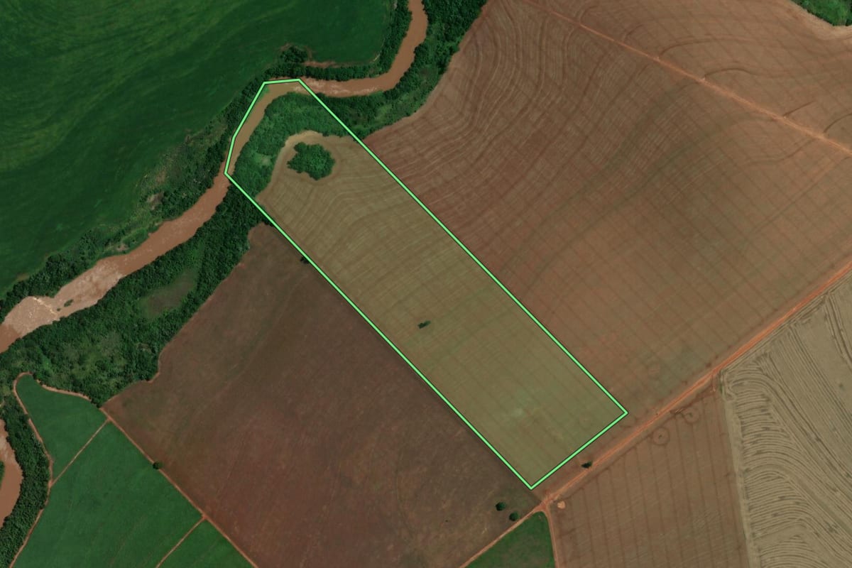 Imagem de satélite do imóvel rural em Lobato (PR), com o contorno declarado no CAR desenhado por cima.