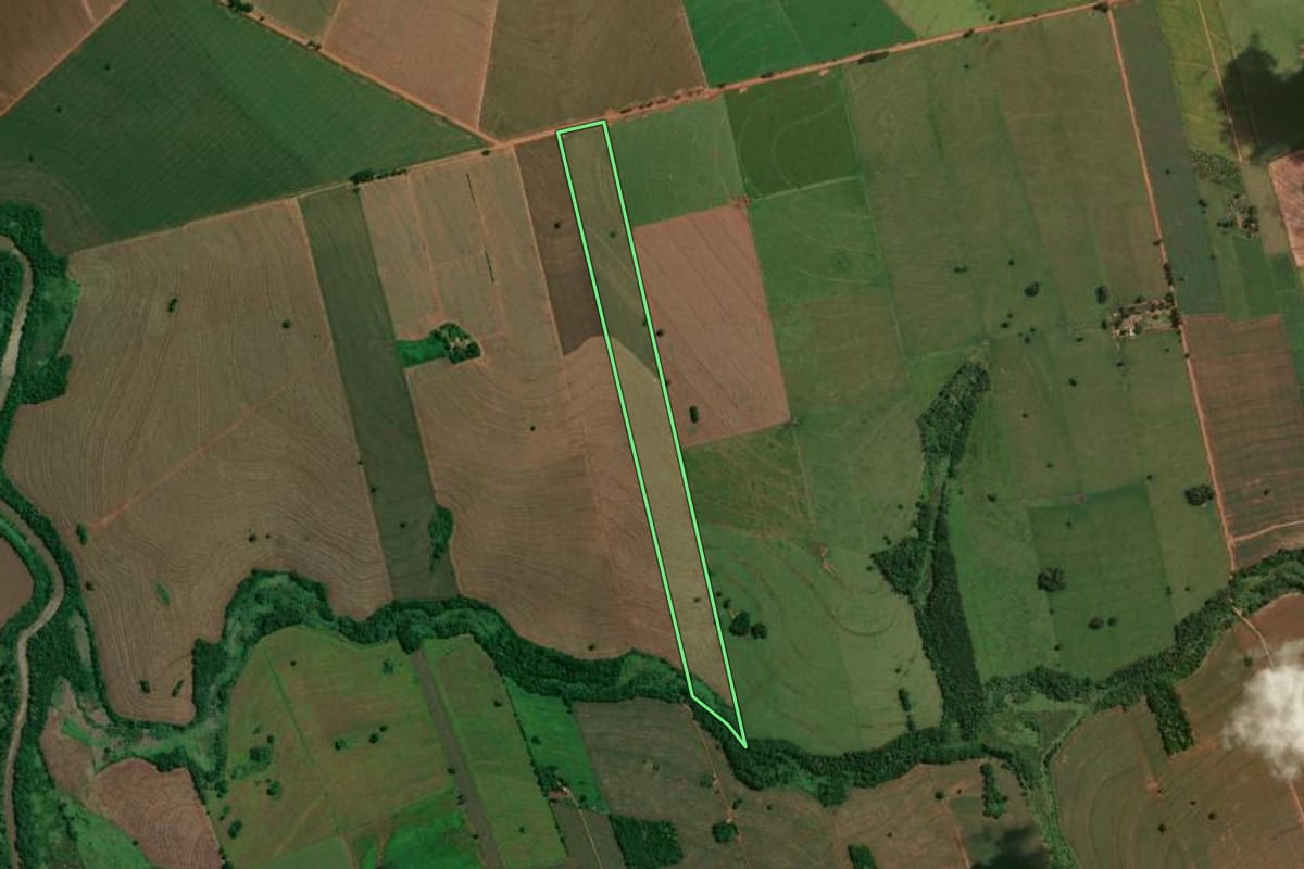 Imagem de satélite do imóvel rural em Lobato (PR), com o contorno declarado no CAR desenhado por cima.