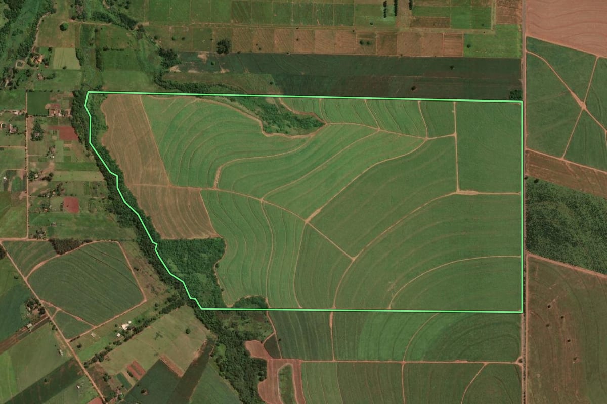 Imagem de satélite do imóvel rural em Lobato (PR), com o contorno declarado no CAR desenhado por cima.