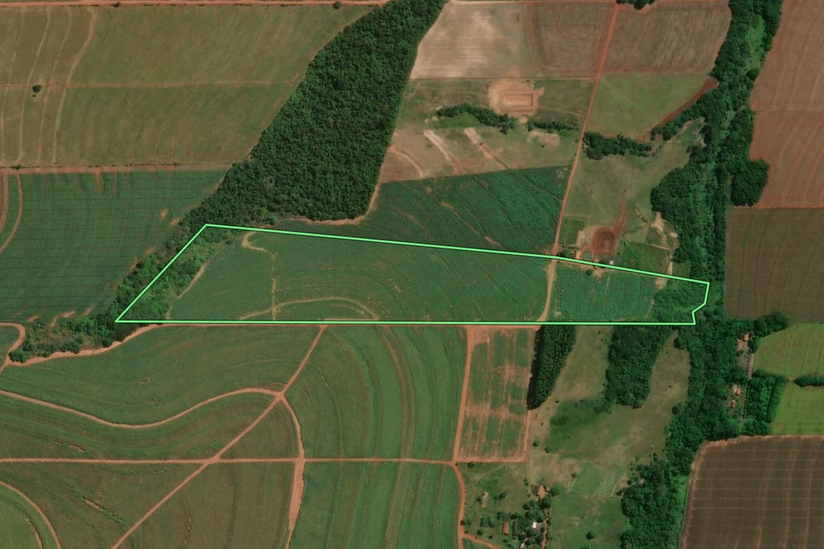 Imagem de satélite do imóvel rural em Lobato (PR), com o contorno declarado no CAR desenhado por cima.