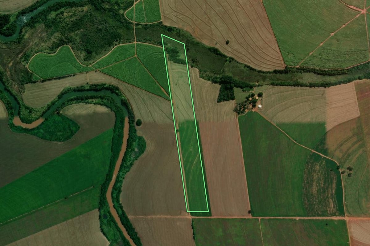 Imagem de satélite do imóvel rural em Lobato (PR), com o contorno declarado no CAR desenhado por cima.