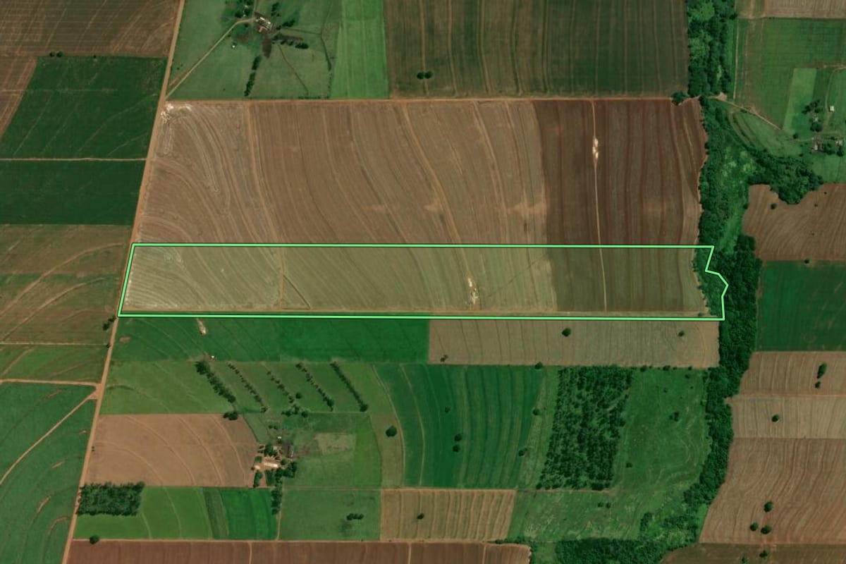 Imagem de satélite do imóvel rural em Lobato (PR), com o contorno declarado no CAR desenhado por cima.
