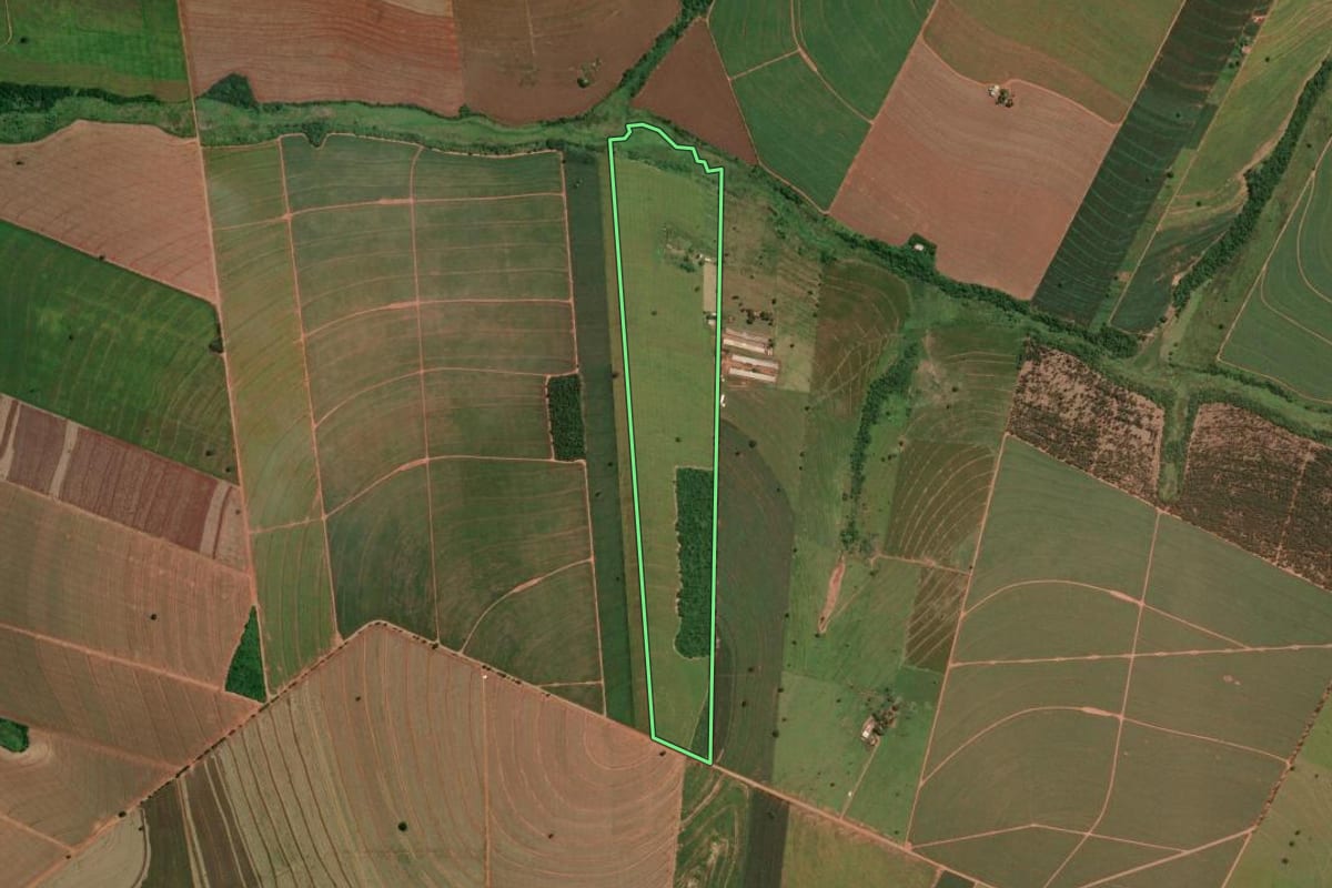 Imagem de satélite do imóvel rural em Lobato (PR), com o contorno declarado no CAR desenhado por cima.