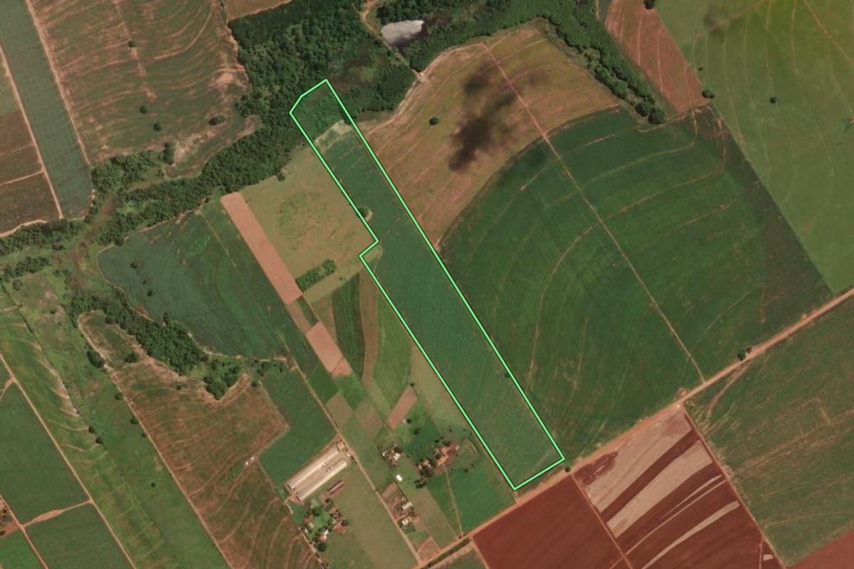 Imagem de satélite do imóvel rural em Lobato (PR), com o contorno declarado no CAR desenhado por cima.
