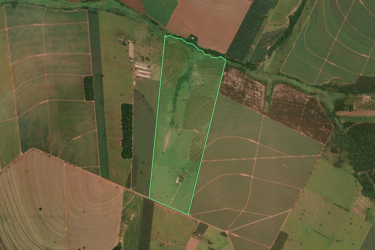 Imagem de satélite do imóvel rural em Lobato (PR), com o contorno declarado no CAR desenhado por cima.