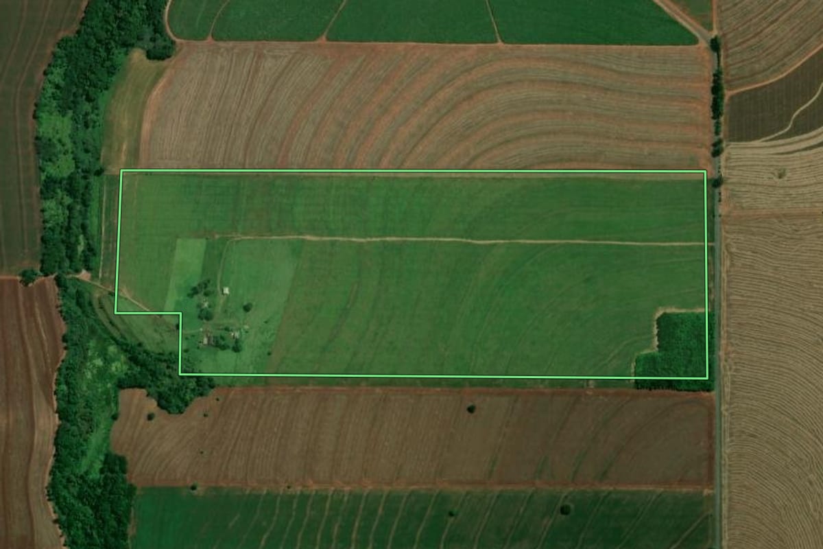 Imagem de satélite do imóvel rural em Lobato (PR), com o contorno declarado no CAR desenhado por cima.