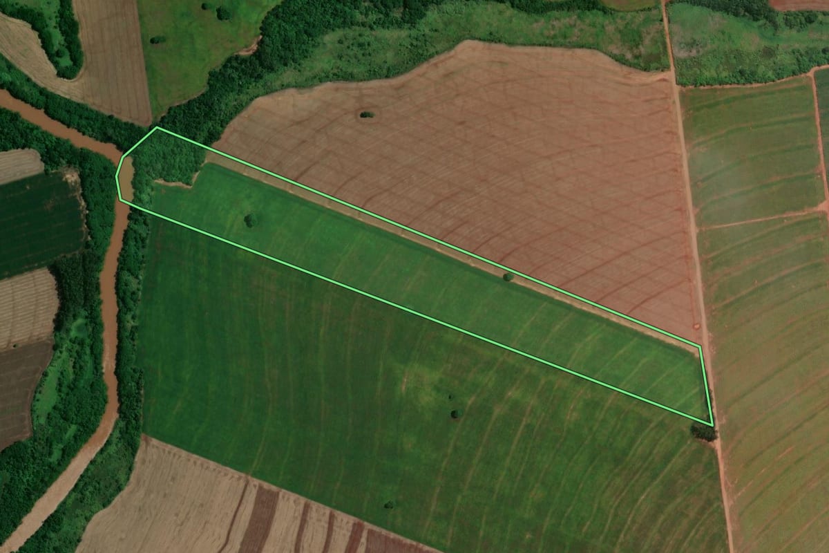 Imagem de satélite do imóvel rural em Lobato (PR), com o contorno declarado no CAR desenhado por cima.