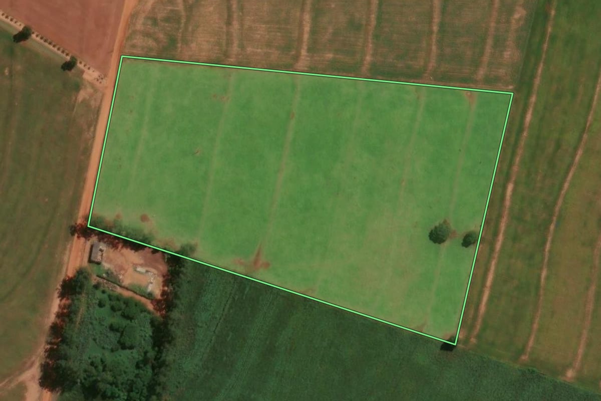 Imagem de satélite do imóvel rural em Lobato (PR), com o contorno declarado no CAR desenhado por cima.