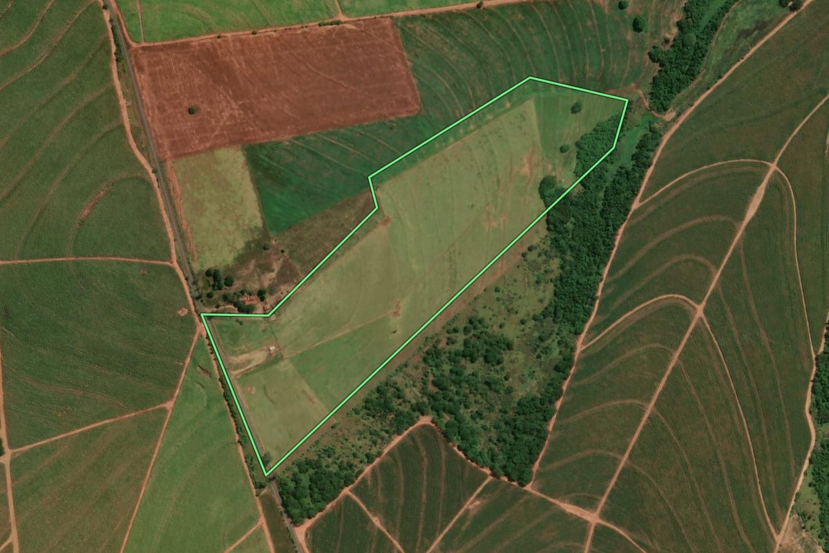 Imagem de satélite do imóvel rural em Lobato (PR), com o contorno declarado no CAR desenhado por cima.