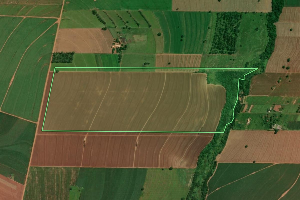 Imagem de satélite do imóvel rural em Lobato (PR), com o contorno declarado no CAR desenhado por cima.