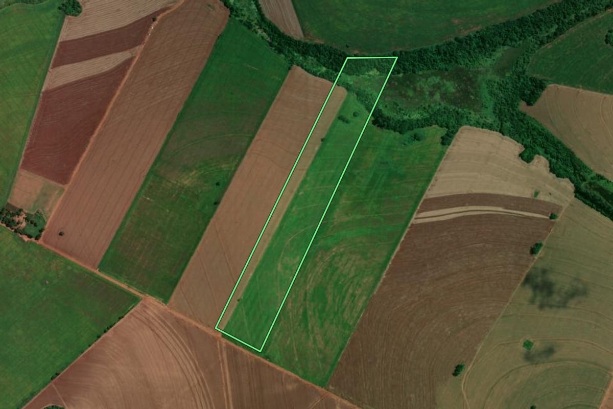 Imagem de satélite do imóvel rural em Lobato (PR), com o contorno declarado no CAR desenhado por cima.