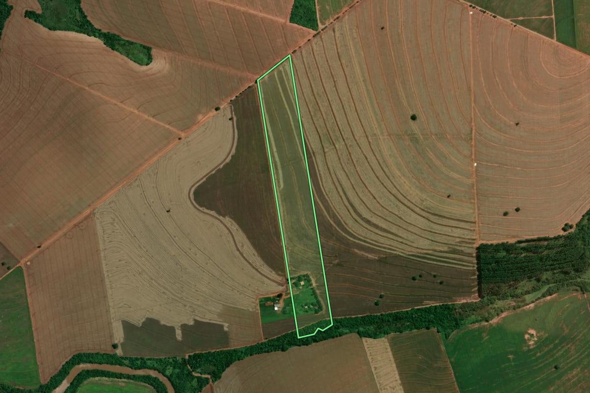 Imagem de satélite do imóvel rural em Lobato (PR), com o contorno declarado no CAR desenhado por cima.