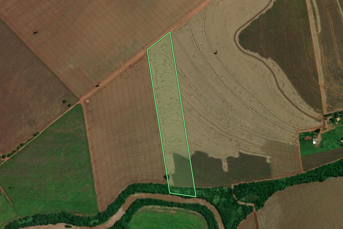 Imagem de satélite do imóvel rural em Lobato (PR), com o contorno declarado no CAR desenhado por cima.