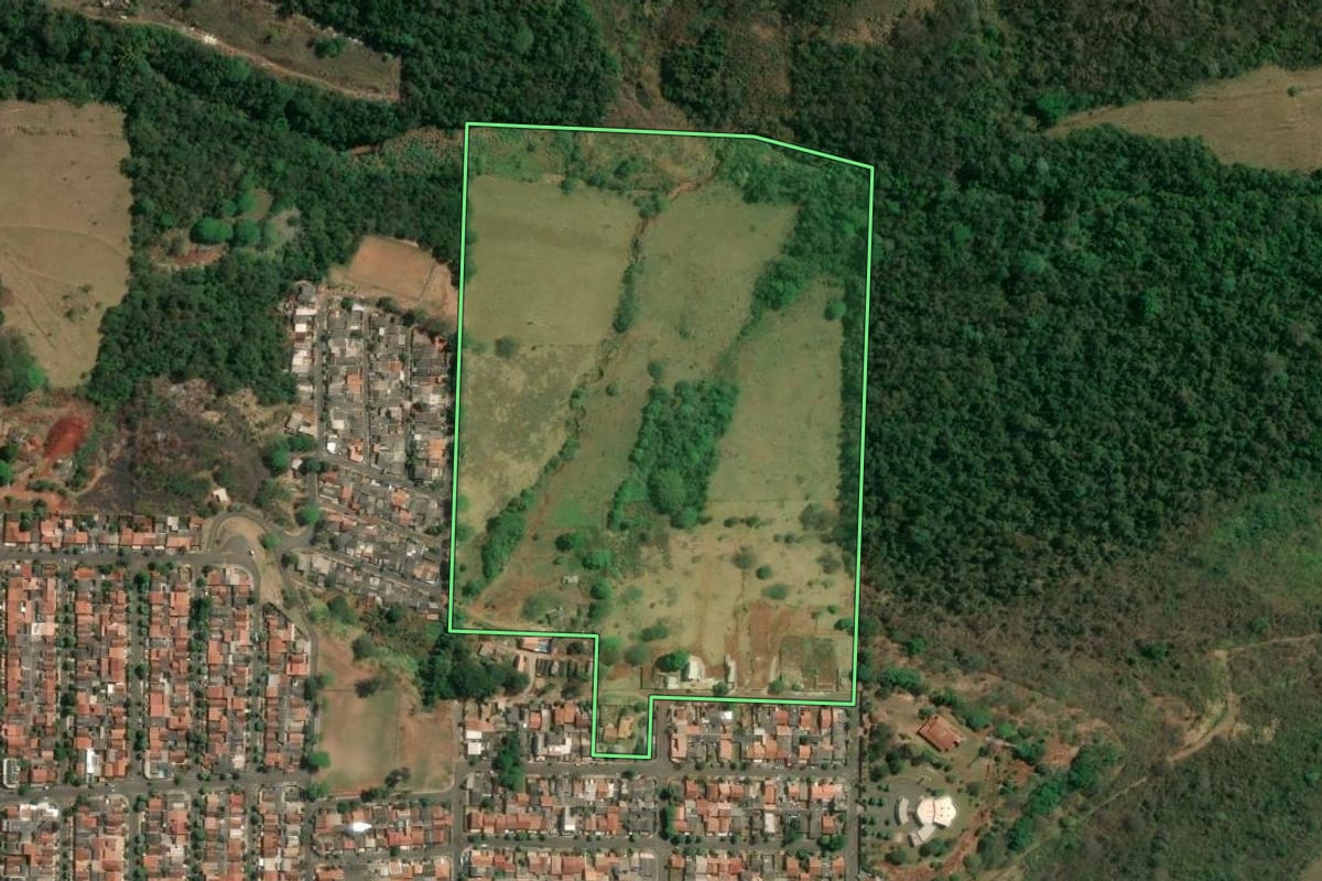 Imagem de satélite do imóvel rural em Londrina (PR), com o contorno declarado no CAR desenhado por cima.