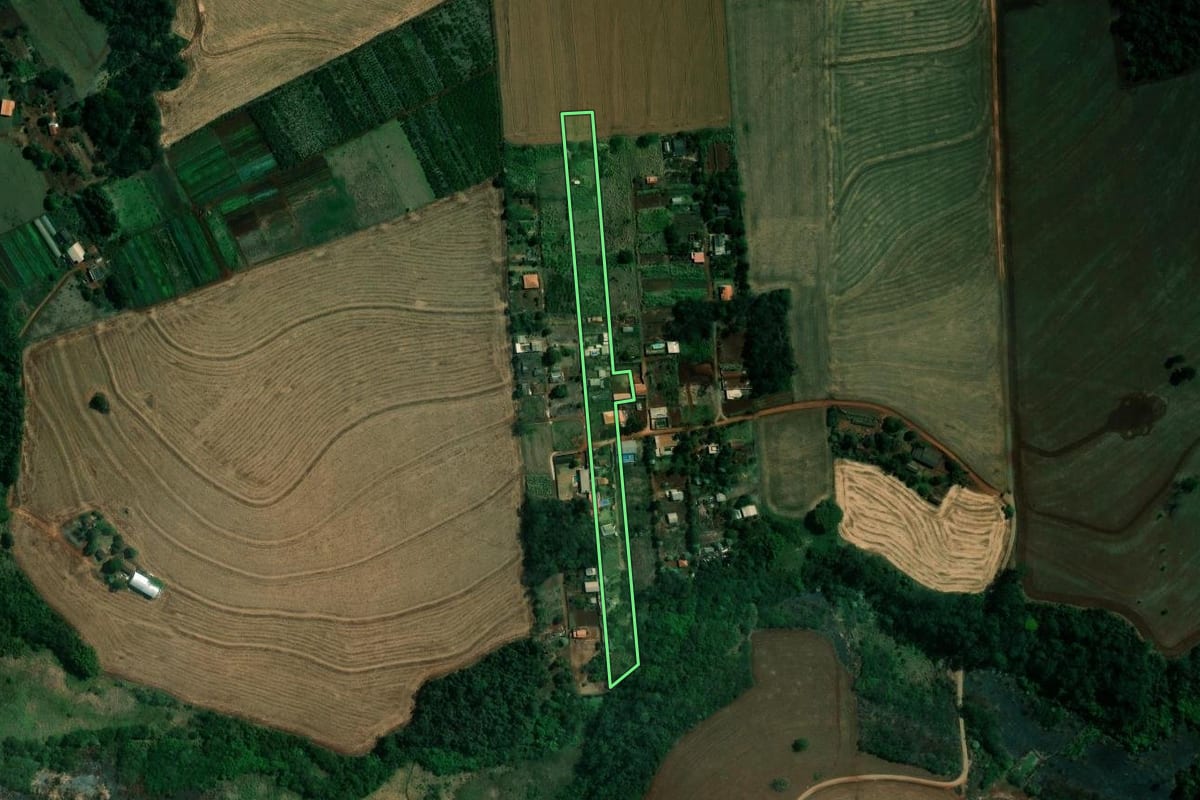 Imagem de satélite do imóvel rural em Londrina (PR), com o contorno declarado no CAR desenhado por cima.