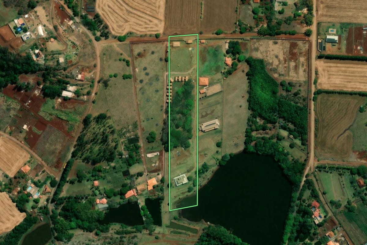 Imagem de satélite do imóvel rural em Londrina (PR), com o contorno declarado no CAR desenhado por cima.