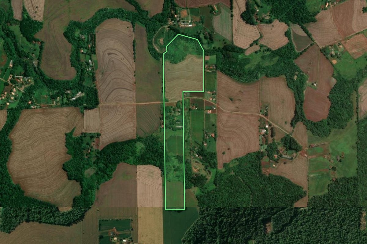 Imagem de satélite do imóvel rural em Londrina (PR), com o contorno declarado no CAR desenhado por cima.