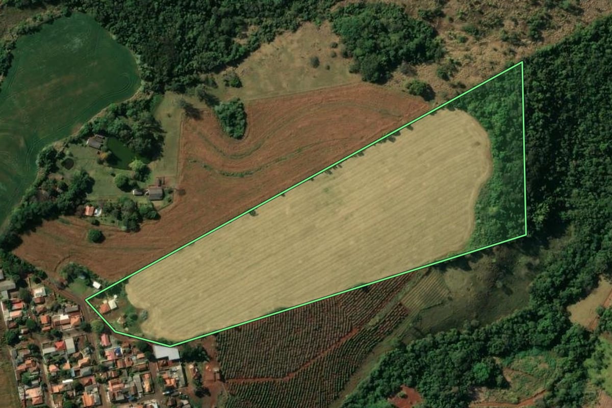 Imagem de satélite do imóvel rural em Londrina (PR), com o contorno declarado no CAR desenhado por cima.