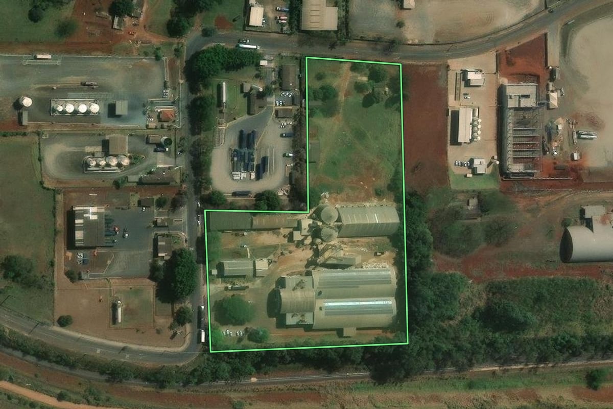 Imagem de satélite do imóvel rural em Londrina (PR), com o contorno declarado no CAR desenhado por cima.