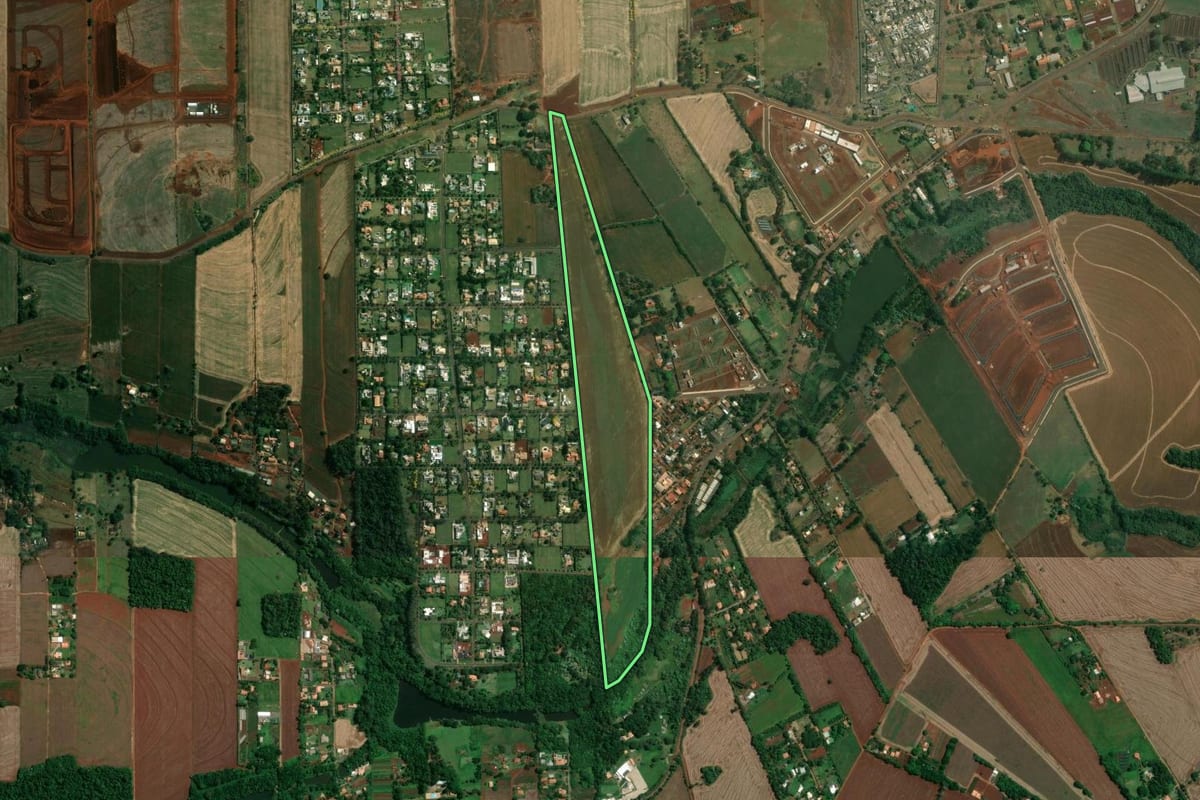 Imagem de satélite do imóvel rural em Londrina (PR), com o contorno declarado no CAR desenhado por cima.