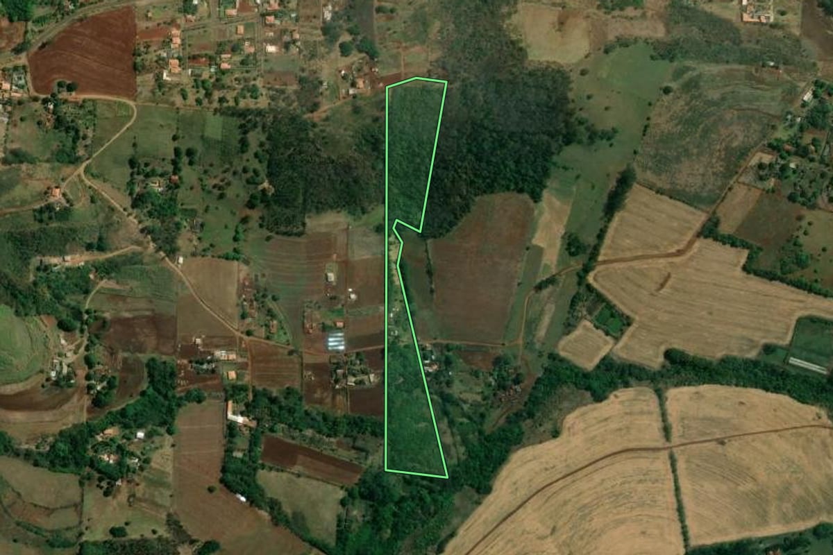 Imagem de satélite do imóvel rural em Londrina (PR), com o contorno declarado no CAR desenhado por cima.