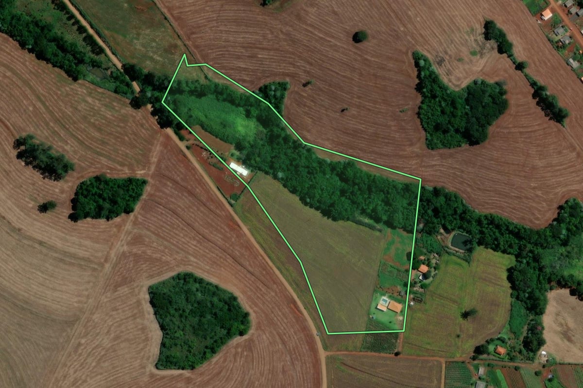 Imagem de satélite do imóvel rural em Londrina (PR), com o contorno declarado no CAR desenhado por cima.