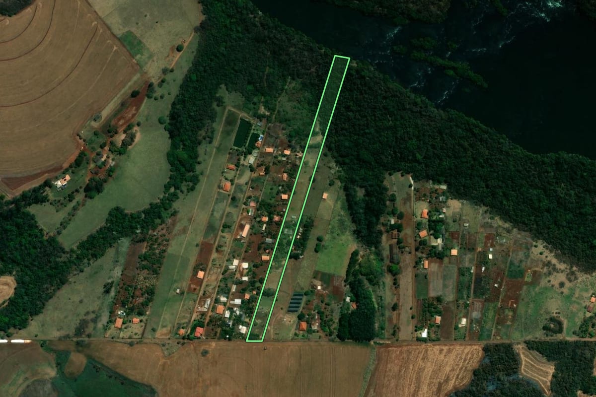 Imagem de satélite do imóvel rural em Londrina (PR), com o contorno declarado no CAR desenhado por cima.