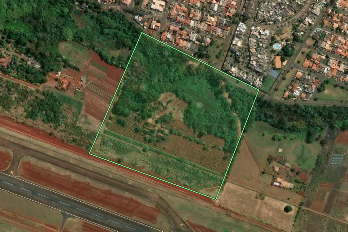 Imagem de satélite do imóvel rural em Londrina (PR), com o contorno declarado no CAR desenhado por cima.