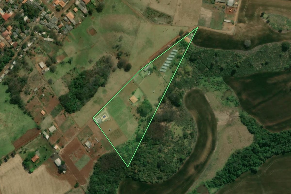 Imagem de satélite do imóvel rural em Londrina (PR), com o contorno declarado no CAR desenhado por cima.