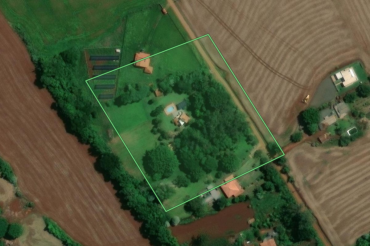 Imagem de satélite do imóvel rural em Londrina (PR), com o contorno declarado no CAR desenhado por cima.