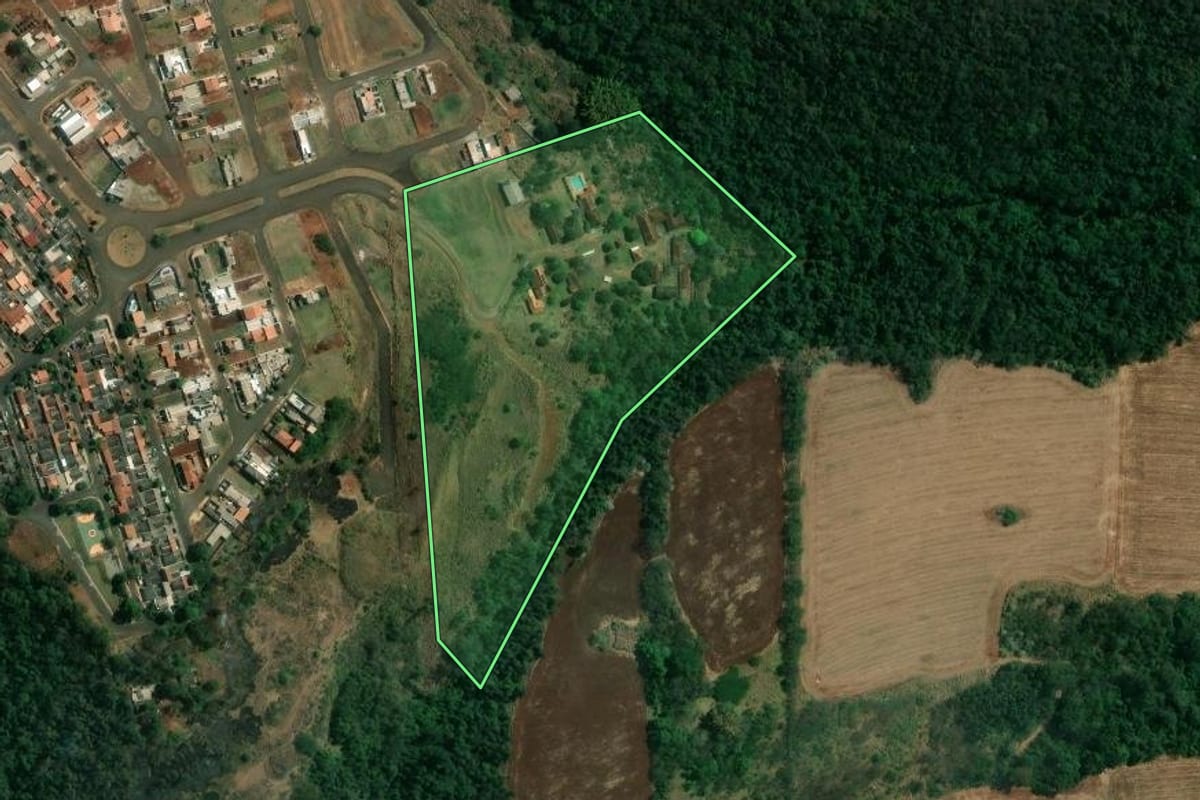 Imagem de satélite do imóvel rural em Londrina (PR), com o contorno declarado no CAR desenhado por cima.