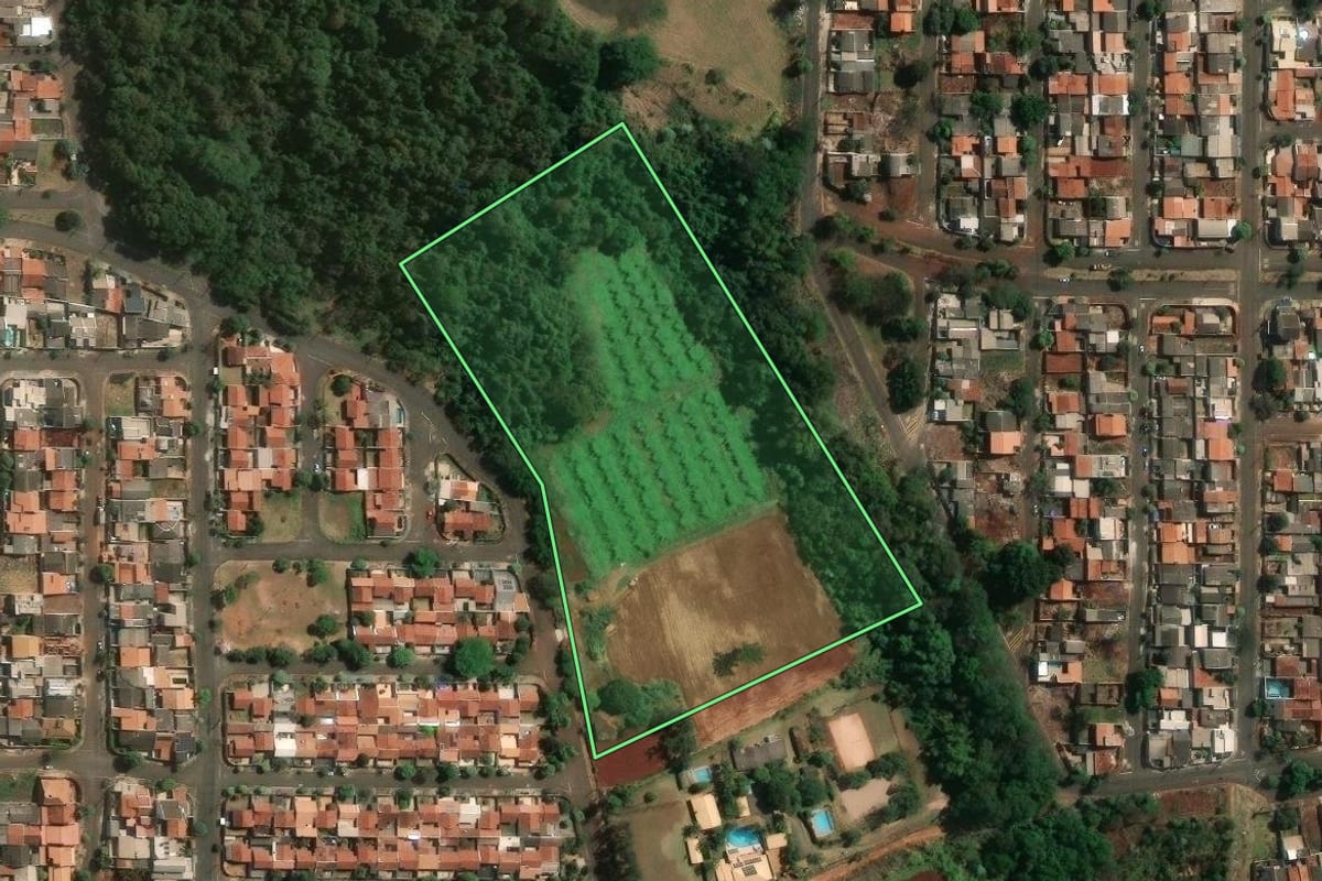 Imagem de satélite do imóvel rural em Londrina (PR), com o contorno declarado no CAR desenhado por cima.