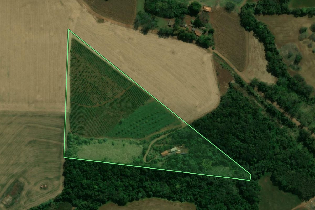 Imagem de satélite do imóvel rural em Londrina (PR), com o contorno declarado no CAR desenhado por cima.