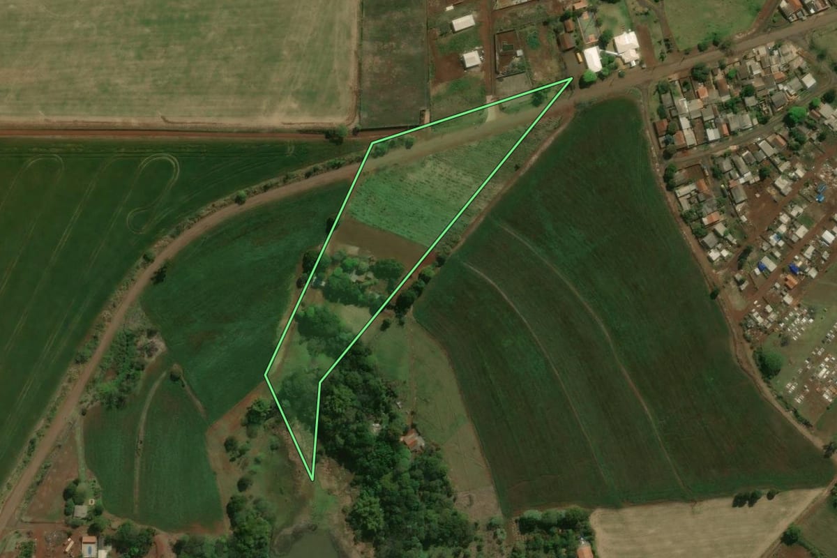 Imagem de satélite do imóvel rural em Londrina (PR), com o contorno declarado no CAR desenhado por cima.