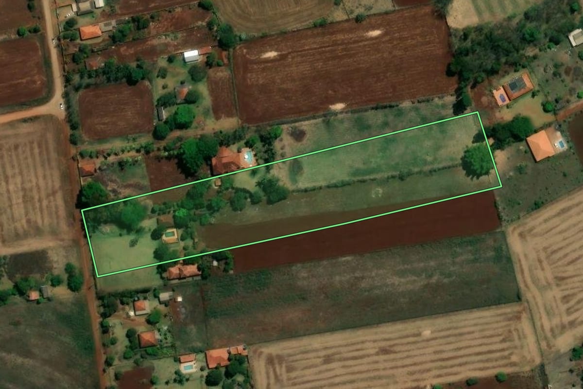 Imagem de satélite do imóvel rural em Londrina (PR), com o contorno declarado no CAR desenhado por cima.