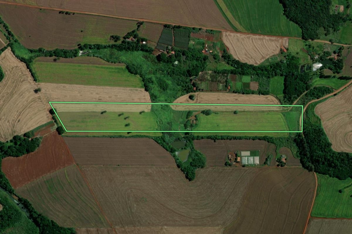 Imagem de satélite do imóvel rural em Londrina (PR), com o contorno declarado no CAR desenhado por cima.